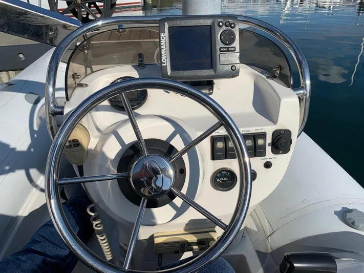 Yacht Photos Pics Steering wheel and controls of a 2002 Carver 450 Voyager Pilothouse boat.