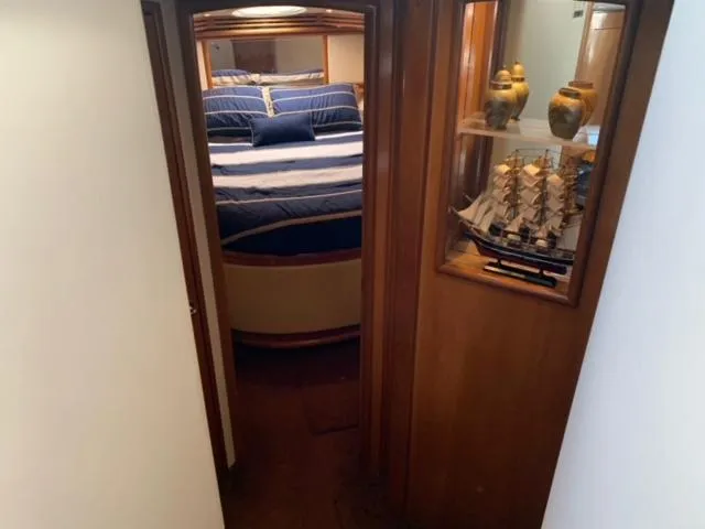  Yacht Photos Pics Interior of 2002 Carver 450 Voyager Pilothouse with bedroom and decorative display.
