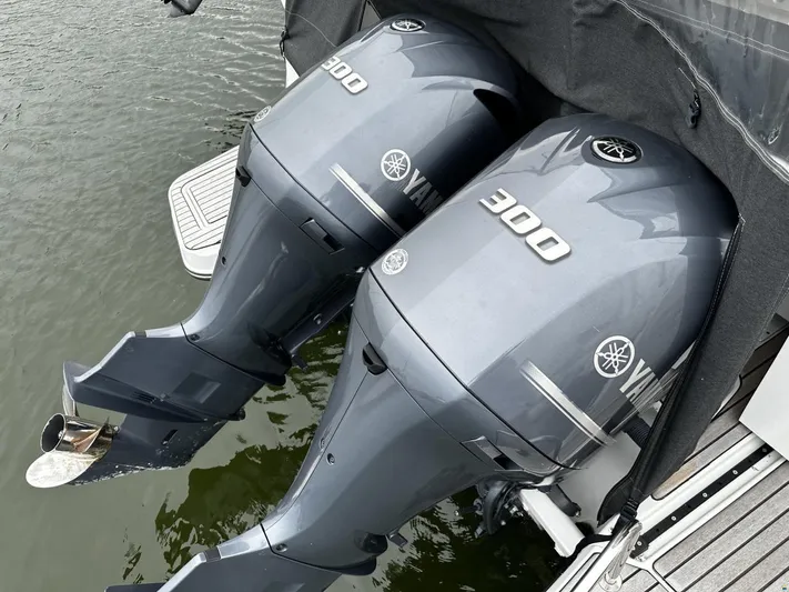  Yacht Photos Pics Twin Yamaha 300 engines on a 2019 Jeanneau Merry Fisher 1095 FLY boat.