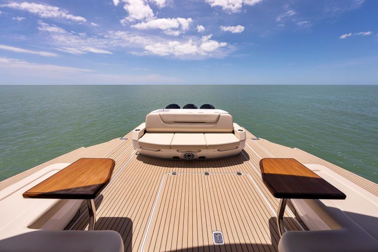 2023 Cruisers Yachts 50 