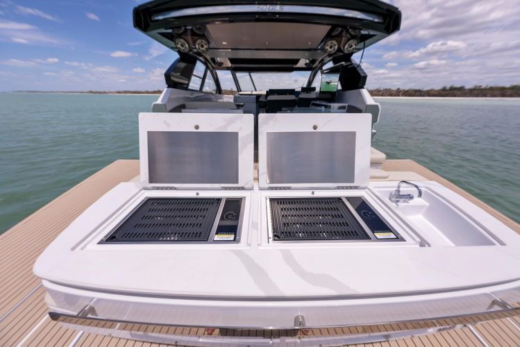 2023 Cruisers Yachts 50 