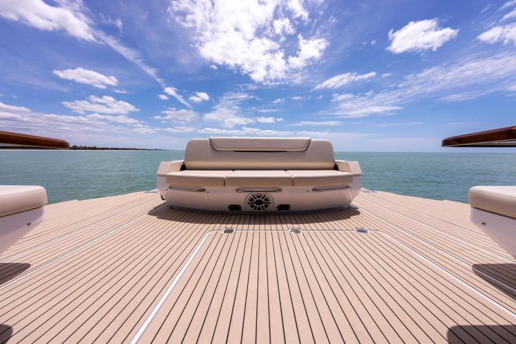 2023 Cruisers Yachts 50 