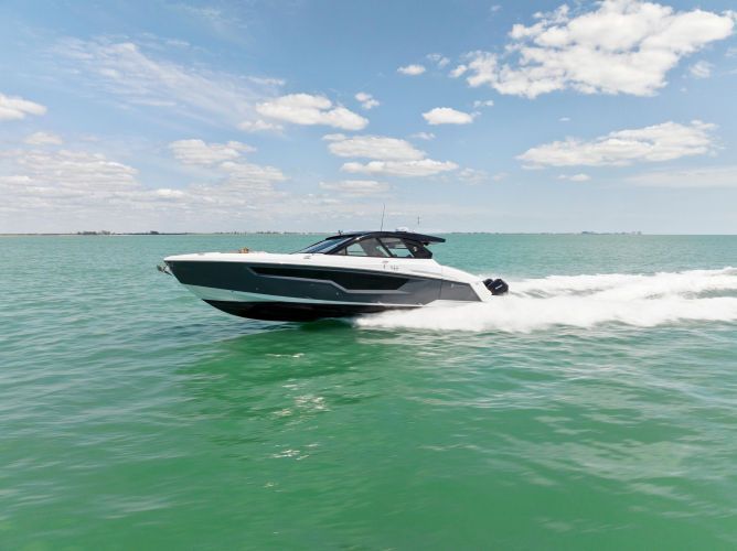 2023 Cruisers Yachts 50 