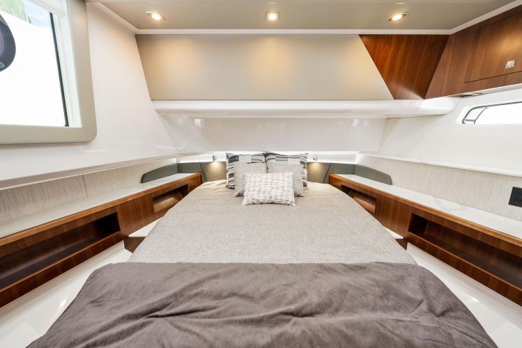 2023 Cruisers Yachts 50 