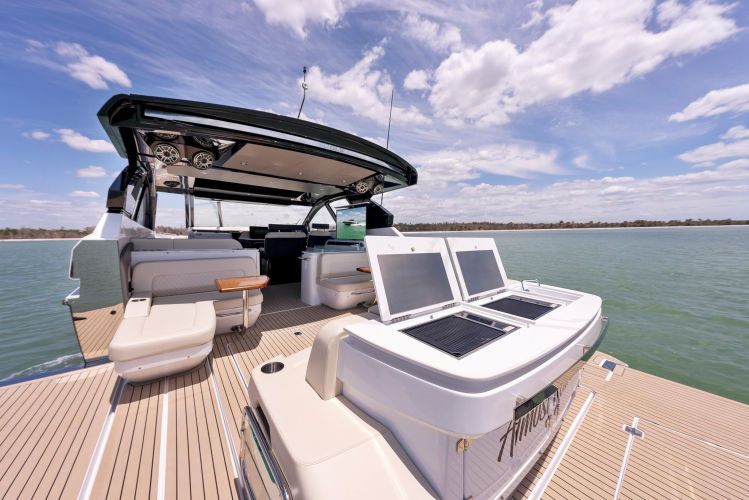 2023 Cruisers Yachts 50 