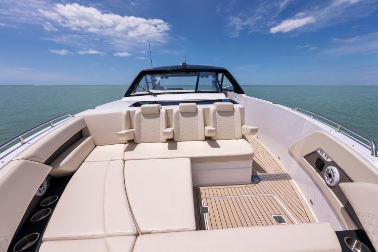 2023 Cruisers Yachts 50 