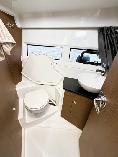  Yacht Photos Pics Interior of 2021 Jeanneau NC 895 boat bathroom with toilet and sink.