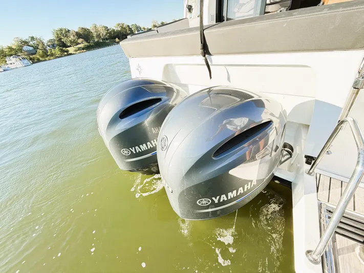  Yacht Photos Pics 2021 Jeanneau NC 895 with dual Yamaha outboard motors on a lake.