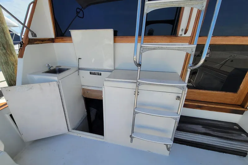  Yacht Photos Pics Cockpit Engine Compartment Entry