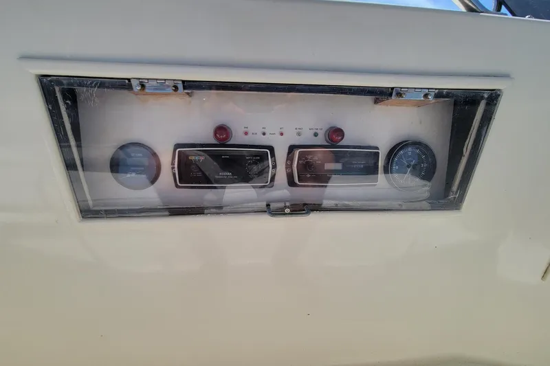  Yacht Photos Pics Forward Bridge Instruments