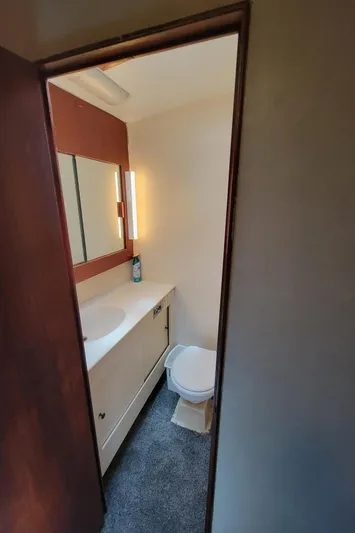  Yacht Photos Pics Guest Head & Shower