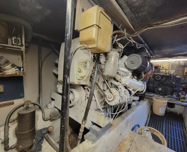  Yacht Photos Pics Starboard Engine - 735HP Detroit 8V92