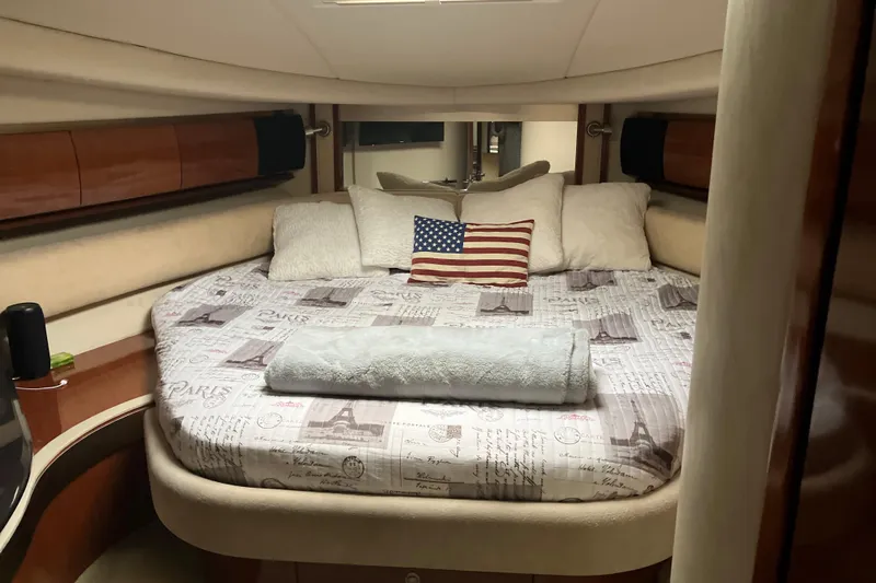 Mafe Yacht Photos Pics Luxurious cabin interior of 2004 Sea Ray 500 Sundancer yacht with cozy bedding.