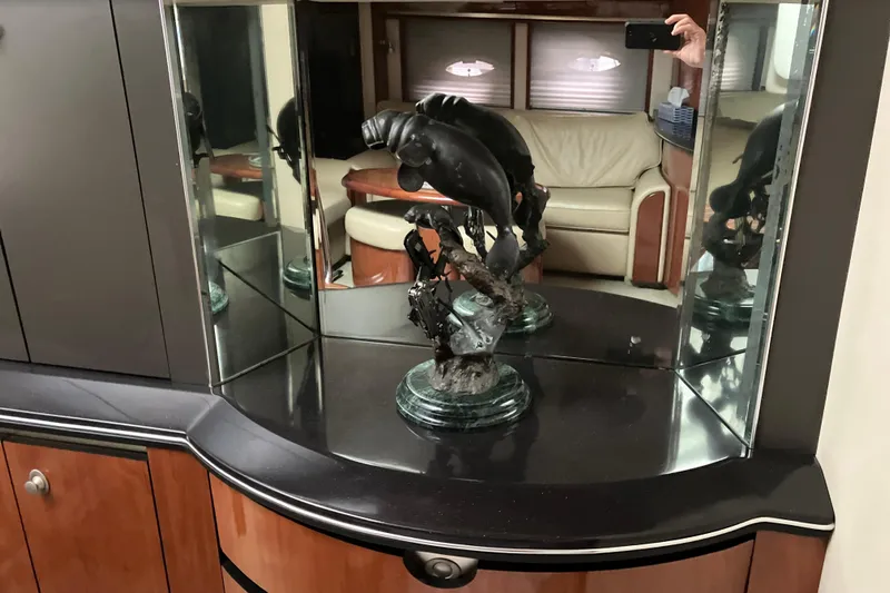 Mafe Yacht Photos Pics Interior of 2004 Sea Ray 500 Sundancer with mirrored sculpture display.