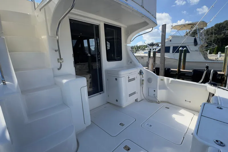  Yacht Photos Pics 2004 Silverton 38 Convertible yacht deck with stairs and marina view.