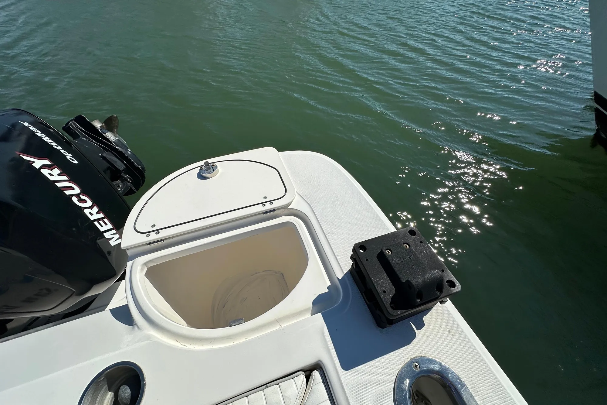 Boston Whaler 28 Outrage 2001 boat stern with Mercury engine on water.