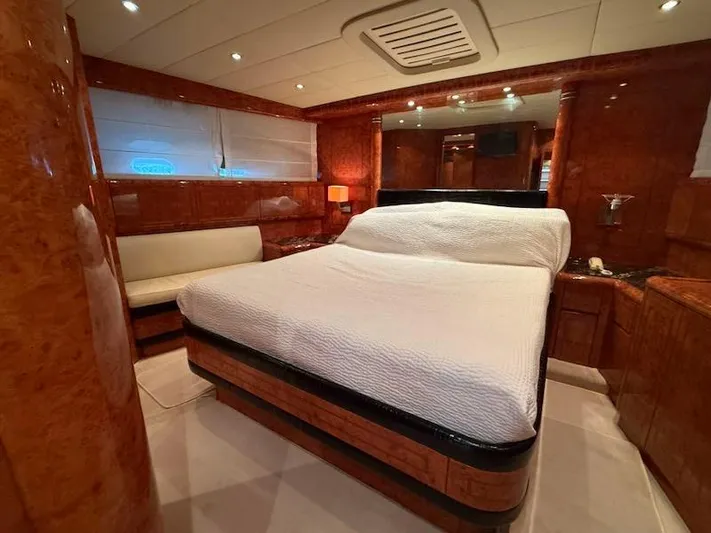  Yacht Photos Pics Mangusta 72 - - 4