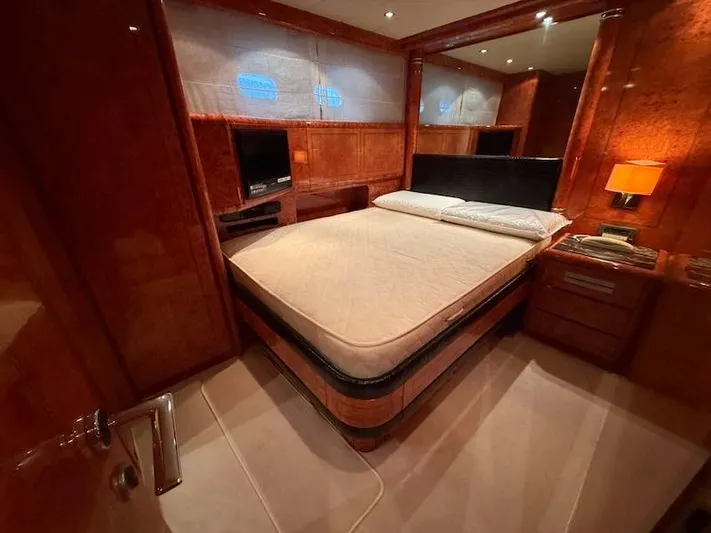  Yacht Photos Pics Mangusta 72 - - 30