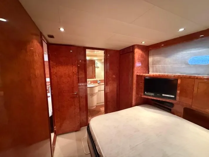  Yacht Photos Pics Mangusta 72 - - 33