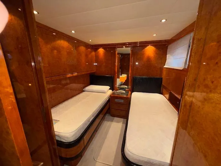  Yacht Photos Pics Mangusta 72 - - 39