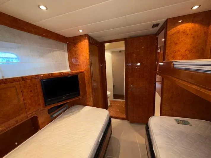  Yacht Photos Pics Mangusta 72 - - 43