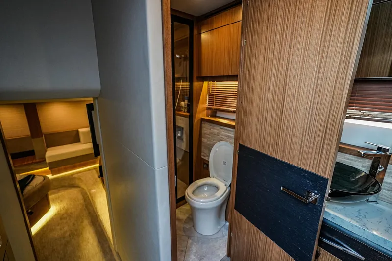 Yan Ge Yacht Photos Pics Luxurious 2018 Sea Ray L590 Fly yacht interior with modern bathroom and cozy cabin.