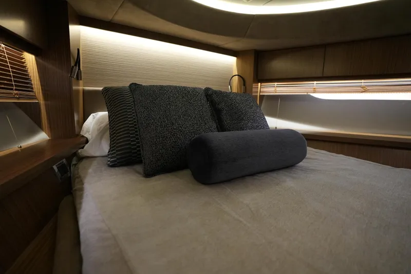 Yan Ge Yacht Photos Pics Luxurious bedroom interior of 2018 Sea Ray L590 Fly yacht with elegant bedding.