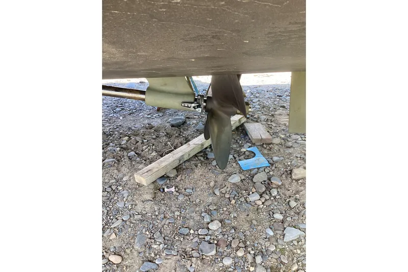 Luna Yacht Photos Pics Propeller of 2020 Back Cove 37 boat on rocky ground.