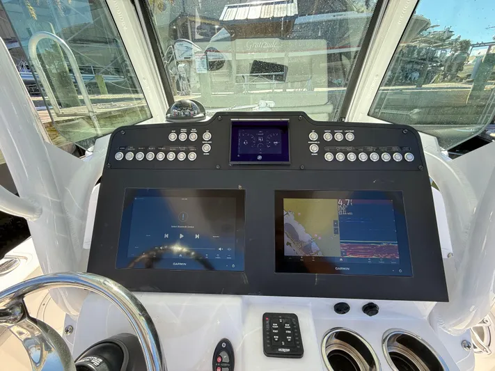  Yacht Photos Pics 2023 Everglades 253 Cc - Image 14