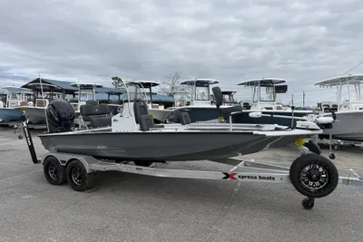 Xpress Xclusive R Series XR 21 BAY WITH FORWARD SEATING