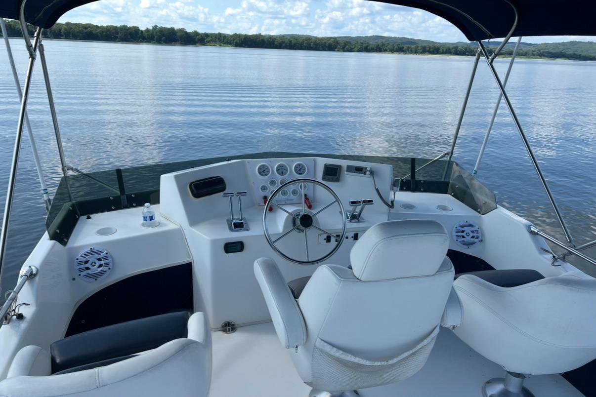 2002 Harbor Master 440 Widebody boat helm with scenic lake view.