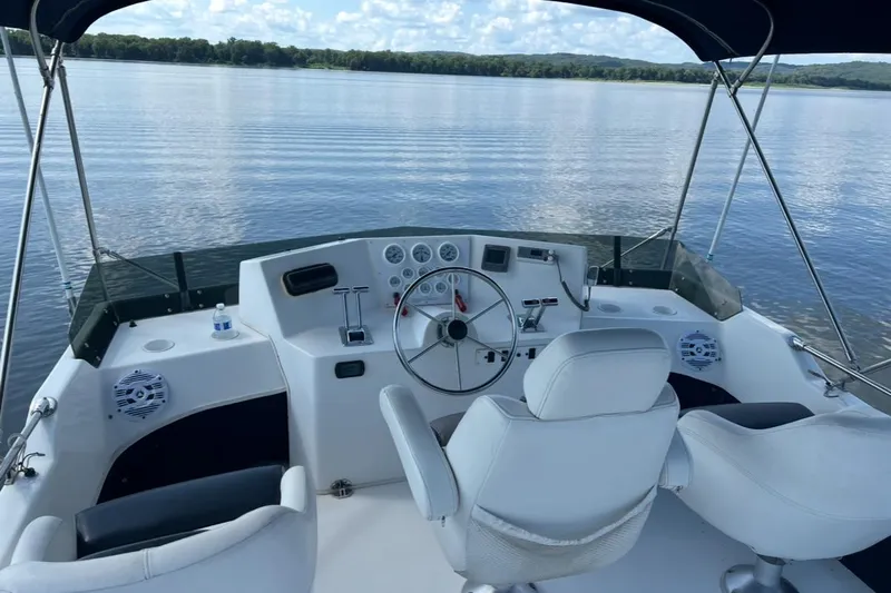 Lazy Susan Yacht Photos Pics 2002 Harbor Master 440 Widebody boat helm with scenic lake view.