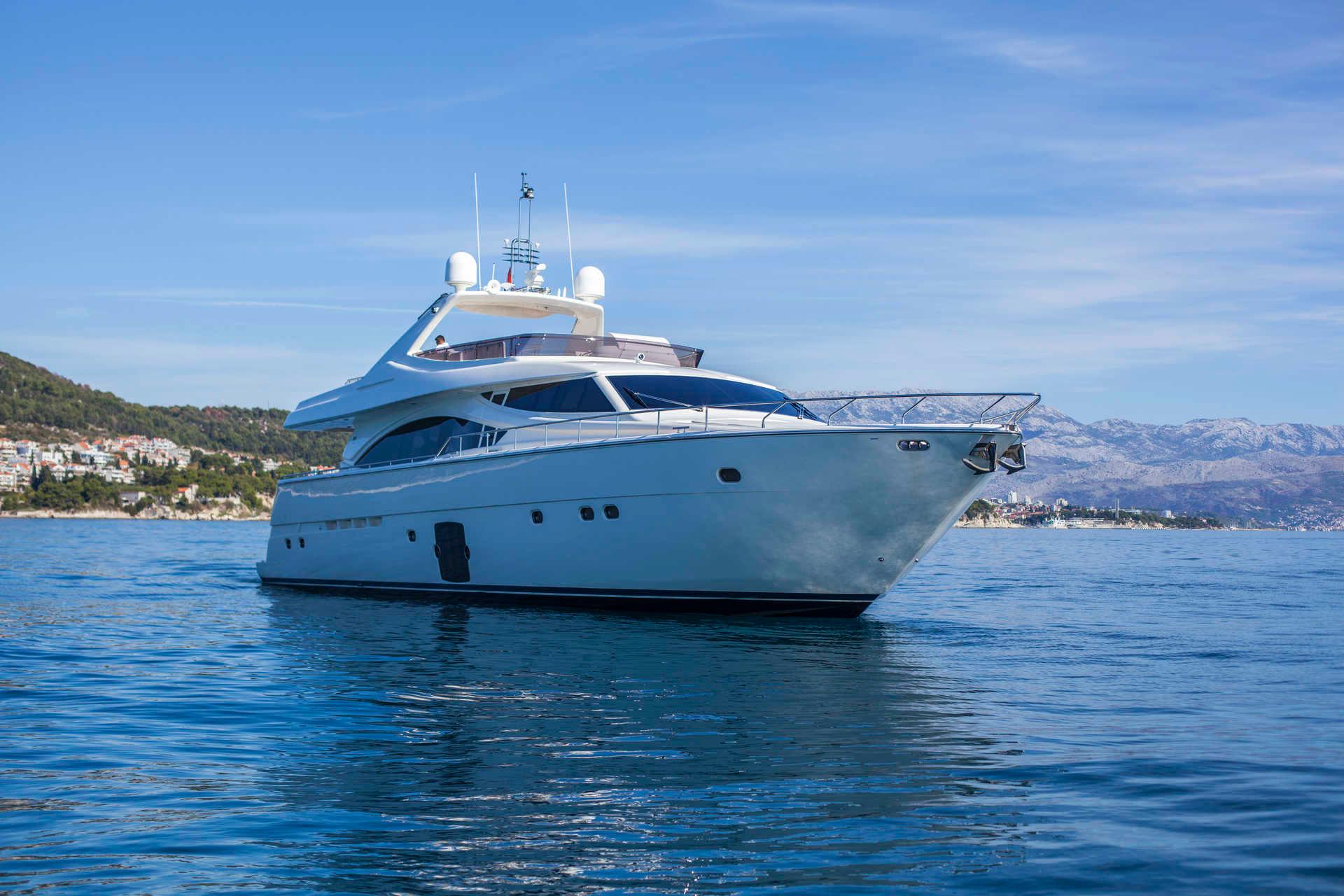 yacht ferretti usati