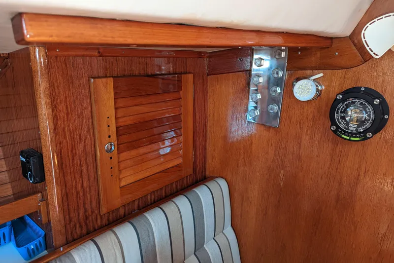 Ardent Yacht Photos Pics Interior of 1993 J Boats J/130, featuring wood paneling and nautical instruments.