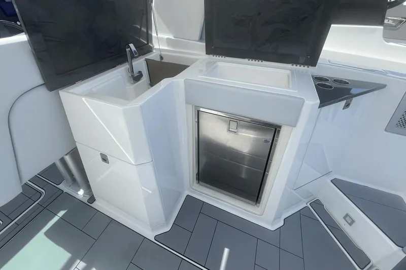 Four Seas Yacht Photos Pics 