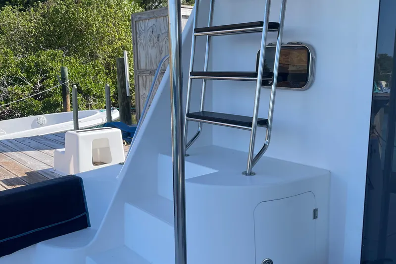 Sunset Cay Yacht Photos Pics Stainless steel ladder on 2004 Endeavour Explorer 46 PowerCat yacht deck.