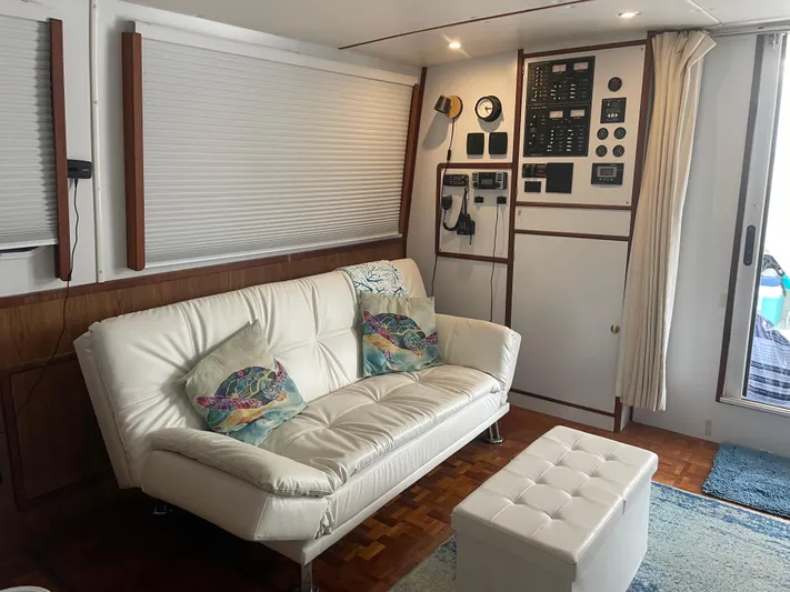 Sunset Cay Yacht Photos Pics Interior of 2004 Endeavour Explorer 46 PowerCat with white sofa and control panel.