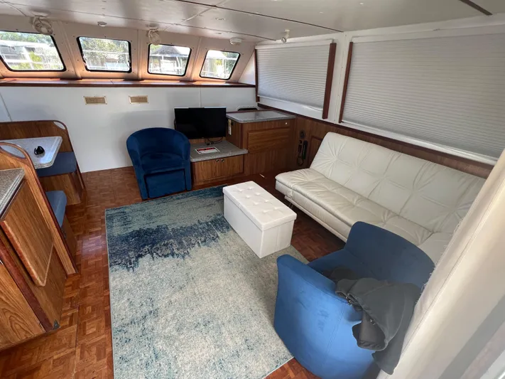 Sunset Cay Yacht Photos Pics Interior of 2004 Endeavour Explorer 46 PowerCat with cozy seating and modern decor.