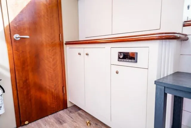 Lunasea Yacht Photos Pics Interior of 2005 Cruiser Yachts 405 EXPRESS with wooden door and cabinetry.