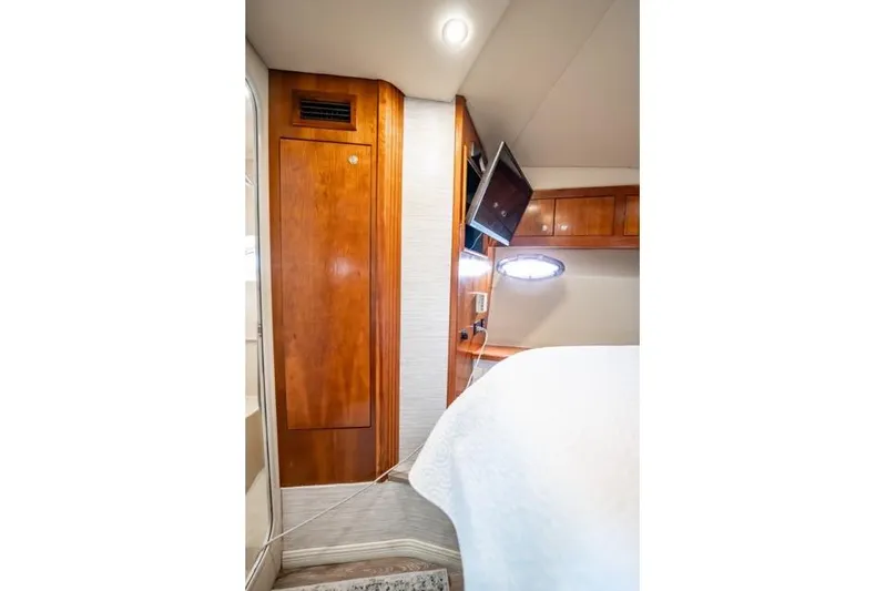 Lunasea Yacht Photos Pics 2005 Cruiser Yachts 405 EXPRESS cabin interior with wood paneling and mounted TV.