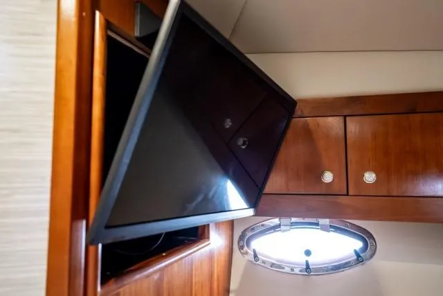 Lunasea Yacht Photos Pics Interior of 2005 Cruiser Yachts 405 EXPRESS with TV and wooden cabinetry.