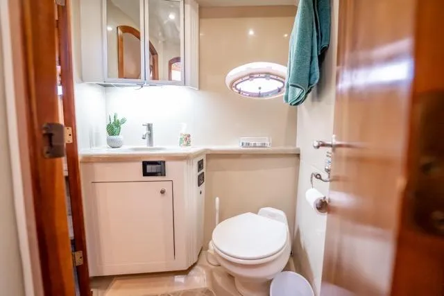 Lunasea Yacht Photos Pics 2005 Cruiser Yachts 405 EXPRESS bathroom with modern fixtures and porthole window.