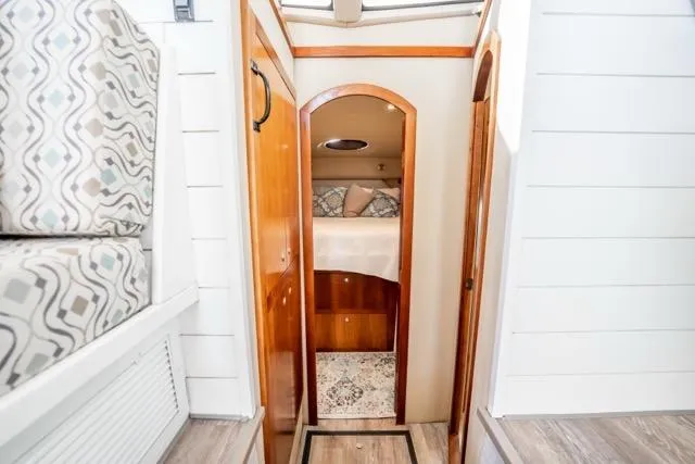 Lunasea Yacht Photos Pics 2005 Cruiser Yachts 405 EXPRESS interior with cozy cabin and elegant wood finish.