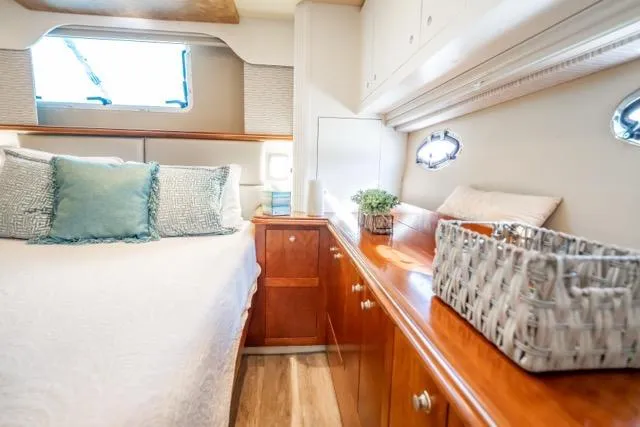 Lunasea Yacht Photos Pics Luxurious 2005 Cruiser Yachts 405 EXPRESS cabin with elegant wood finishes and cozy bedding.