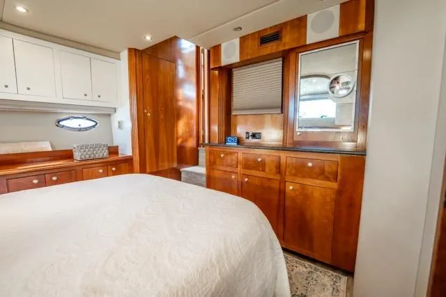 Lunasea Yacht Photos Pics Luxurious 2005 Cruiser Yachts 405 EXPRESS cabin with elegant wood cabinetry and cozy bedding.