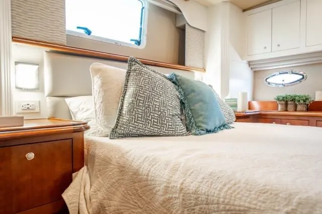 Lunasea Yacht Photos Pics Luxurious cabin interior of 2005 Cruiser Yachts 405 EXPRESS with elegant bedding and decor.