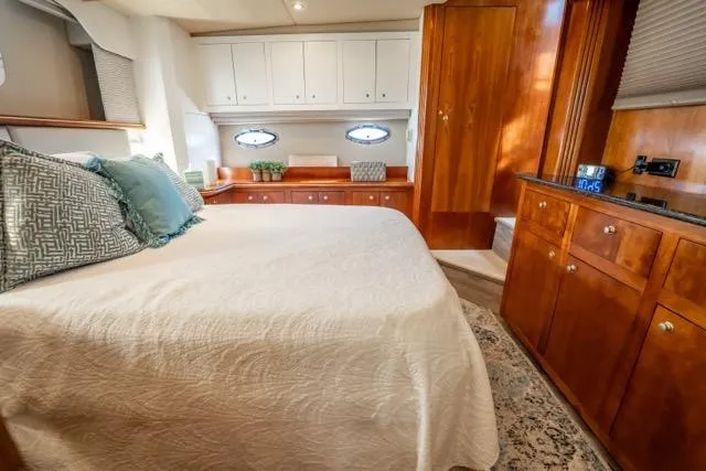 Lunasea Yacht Photos Pics Luxurious 2005 Cruiser Yachts 405 EXPRESS cabin with elegant wood finishes and cozy bedding.