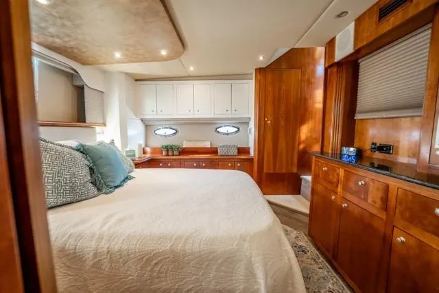 Lunasea Yacht Photos Pics Luxurious cabin interior of 2005 Cruiser Yachts 405 EXPRESS with elegant wood finishes.