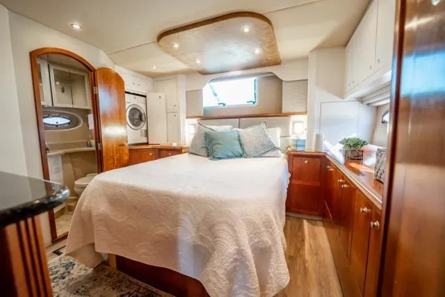 Lunasea Yacht Photos Pics Luxurious 2005 Cruiser Yachts 405 EXPRESS cabin with elegant wood finishes and cozy bedding.