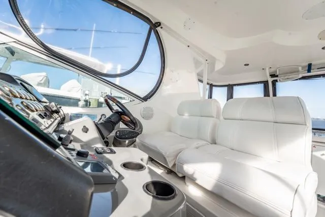 Lunasea Yacht Photos Pics 2005 Cruiser Yachts 405 EXPRESS interior with white seating and control panel.
